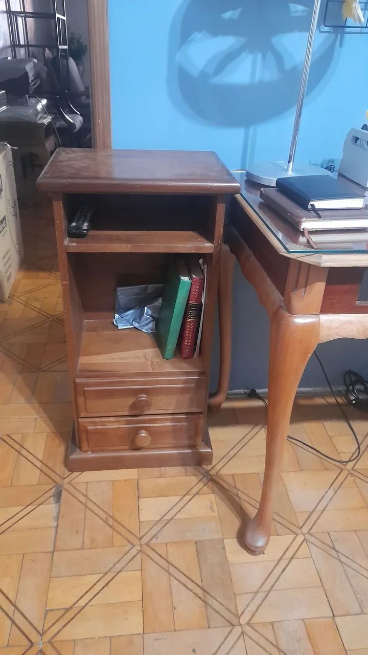 Mesa de cabeceira em madeira