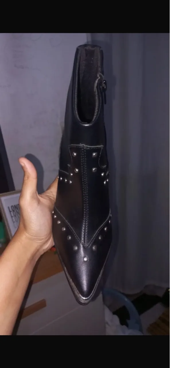 Bota preta feminina com detalhes em metal