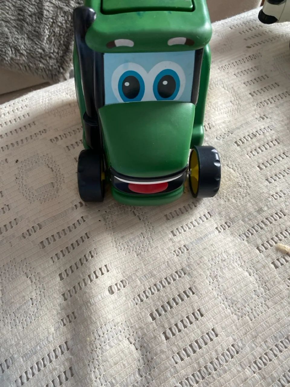 Trator de brinquedo verde john Deere