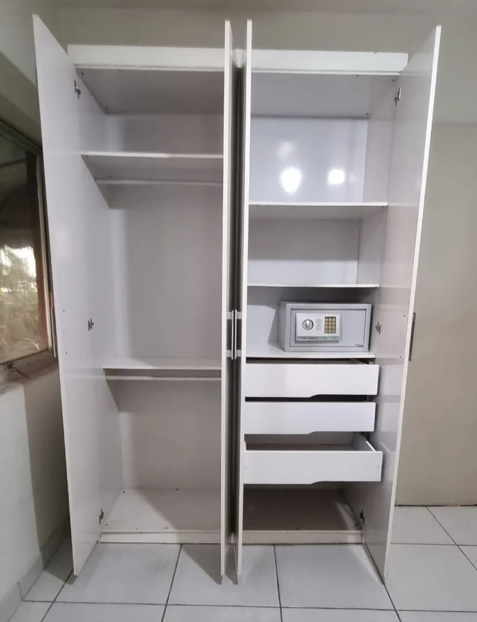 Guarda-Roupa Branco com Cofre Embutido