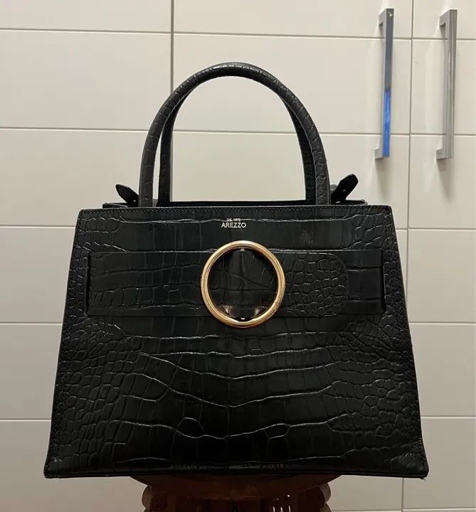 Bolsa Arezzo textura croco, preta.