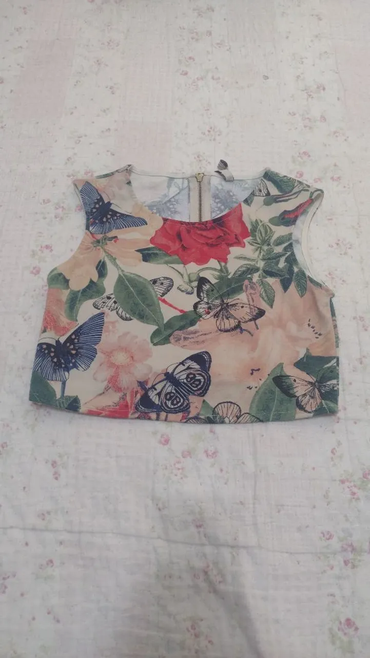 Top cropped estampado com flores e borboletas
