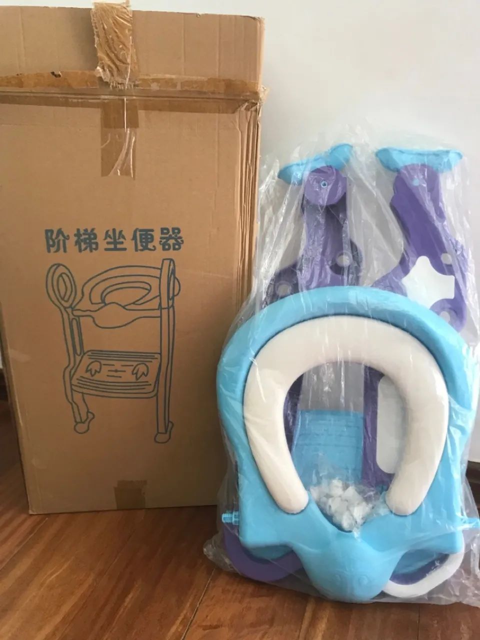 Assento sanitário infantil almofadado com escadinha. - Foto 2