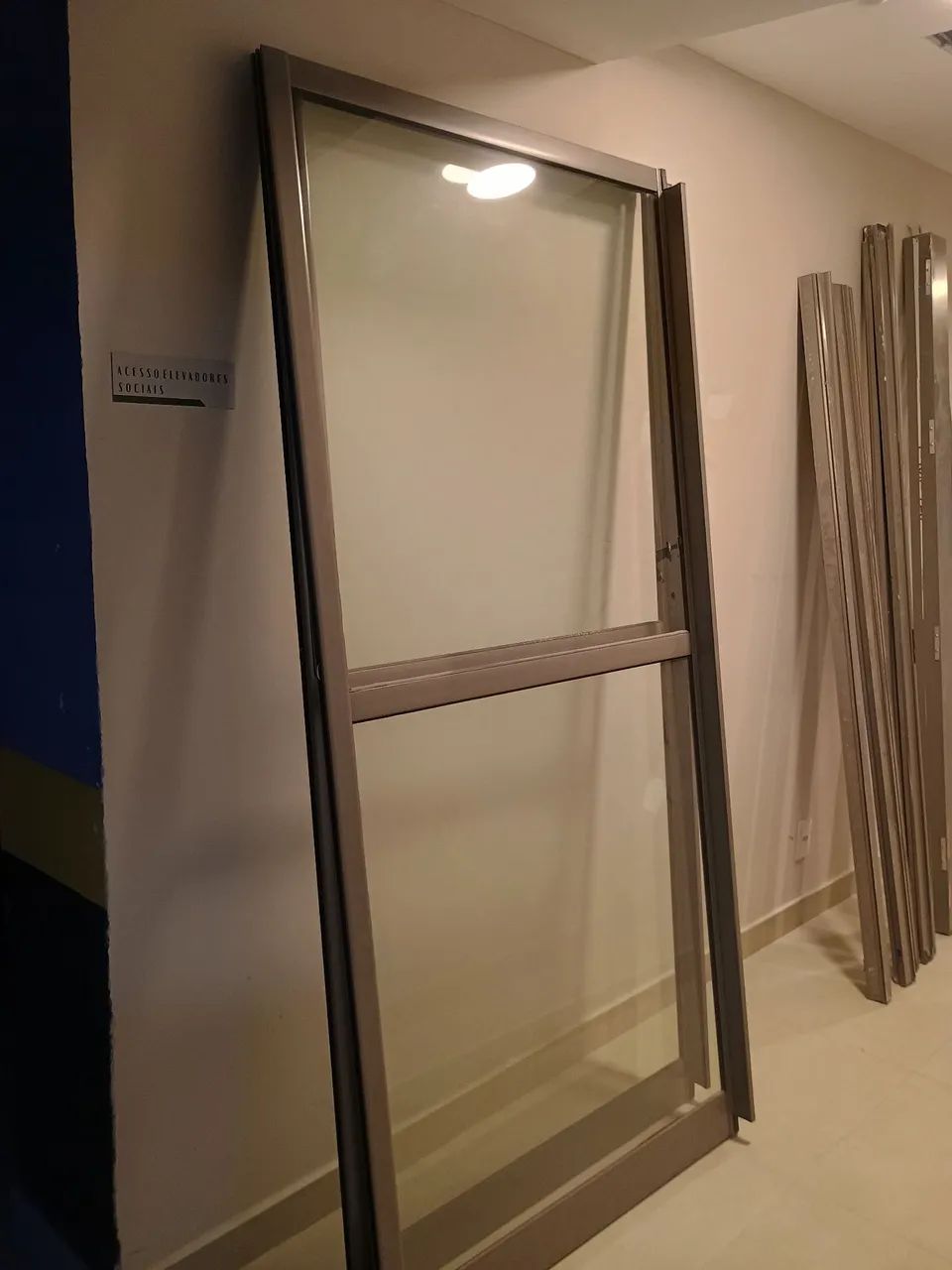 Porta balcão correr cinza 02 folhas 2,00 x 2,15 - Foto 2