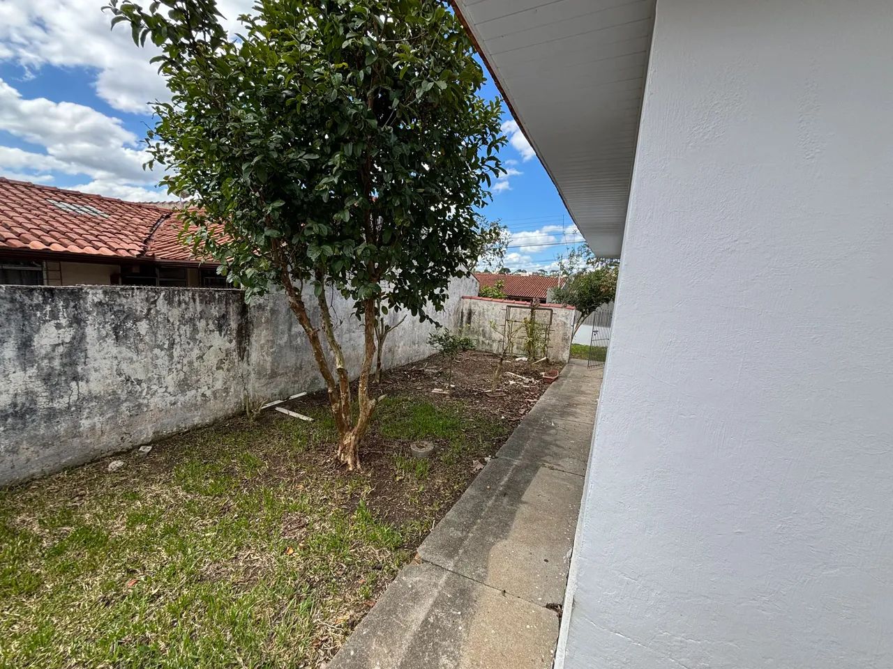 Oportunidade! Casa de 3 quartos com excelente valor no Bacacheri! Terreno com 15m de frent - Foto 2