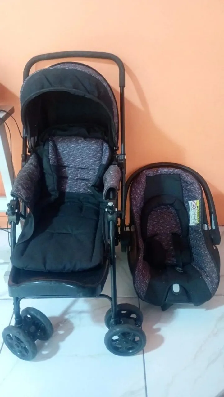 Carrinho de bebê com bebê conforto