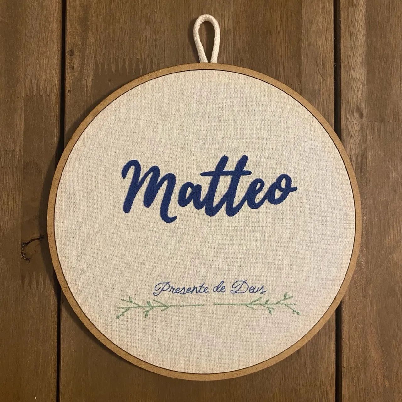 Quadro bastidor bordado Matteo presente de Deus