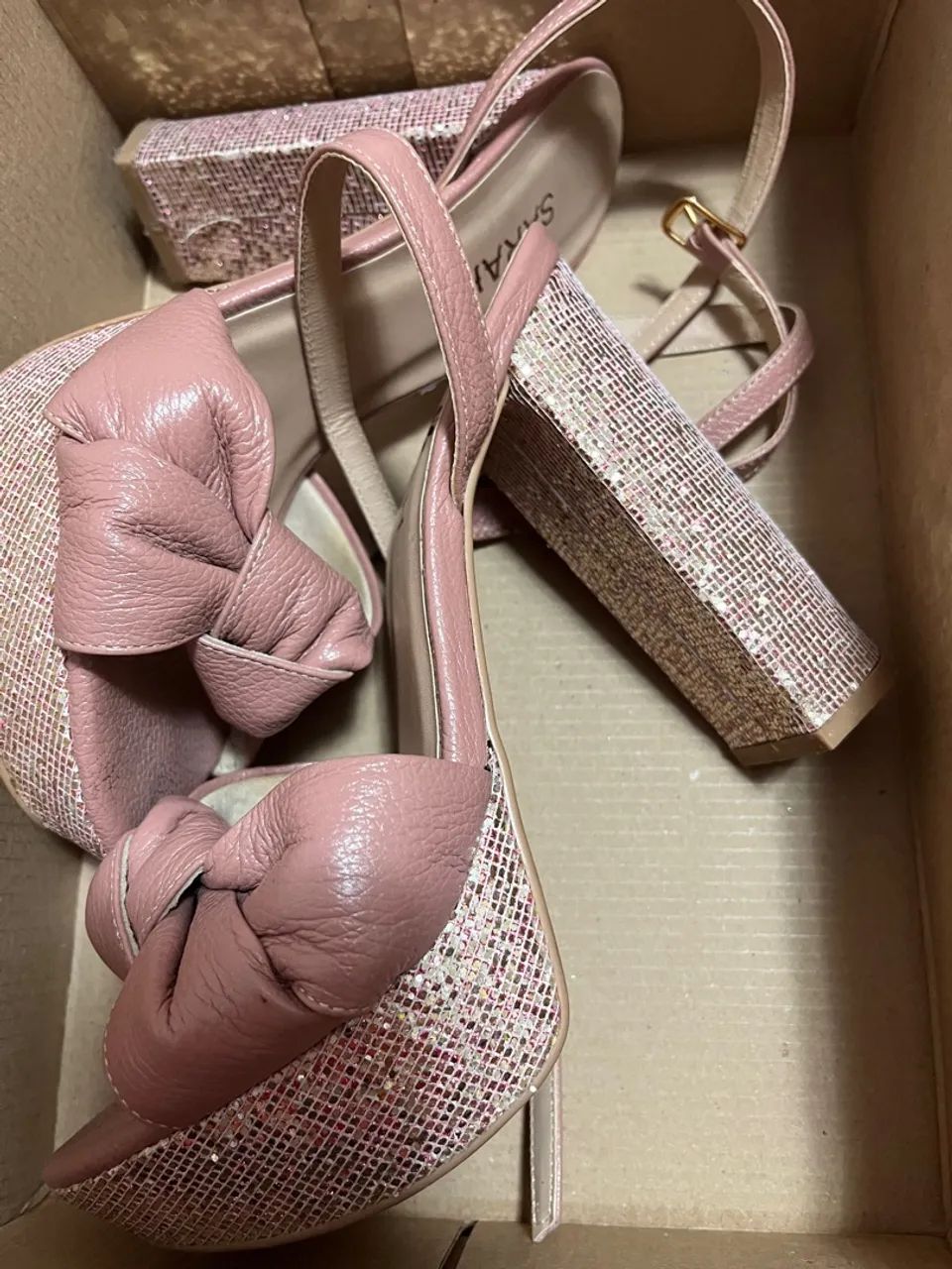 Sandália plataforma pink com glitter seminova