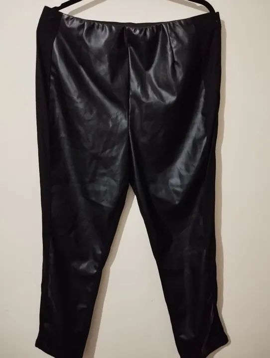Calça de couro sintético preta n44