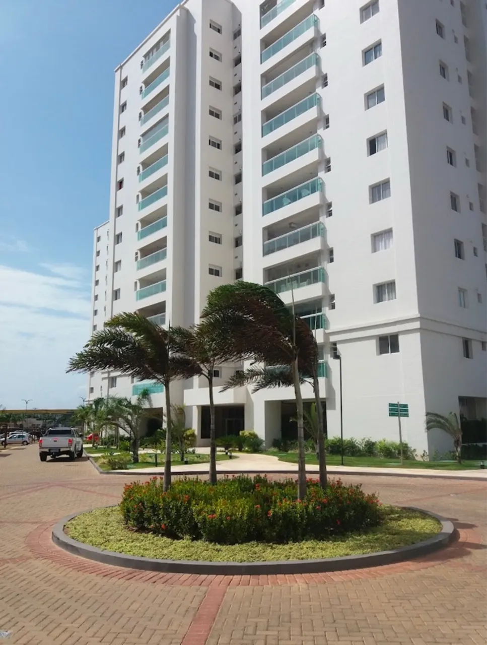 Apartamento no Jardins com 3 suítes, frente mar e três vagas