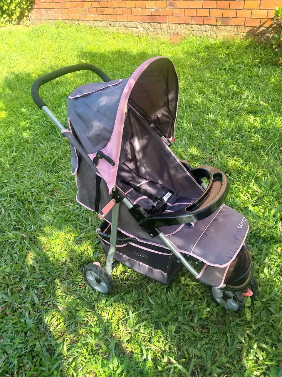 Carrinho de bebê Cosco com proteção solar