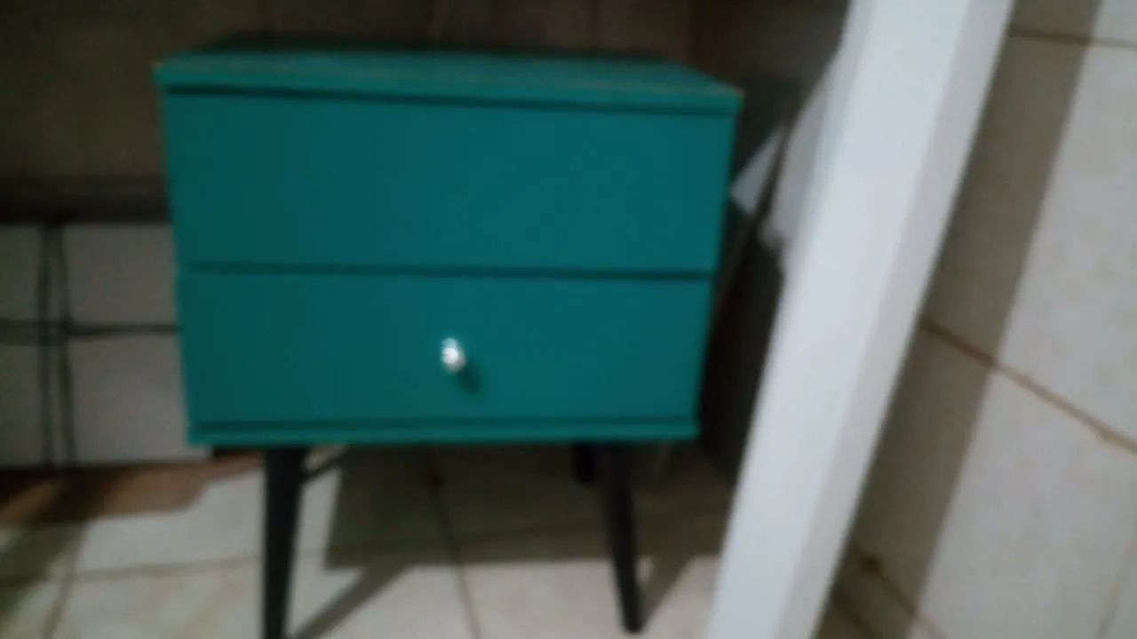 Mesa de cabeceira verde