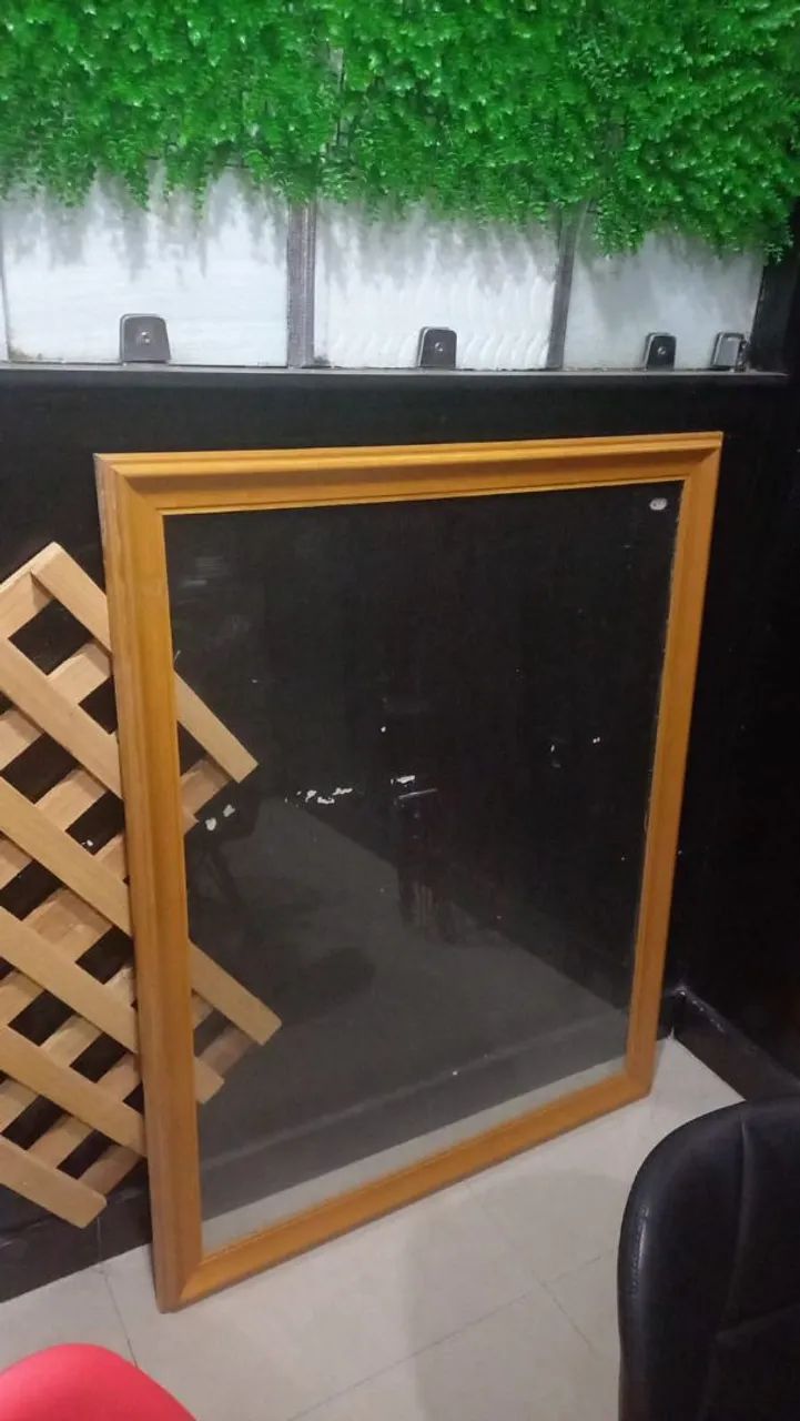 Espelho decorativo com moldura medindo 1m × 165 cm.