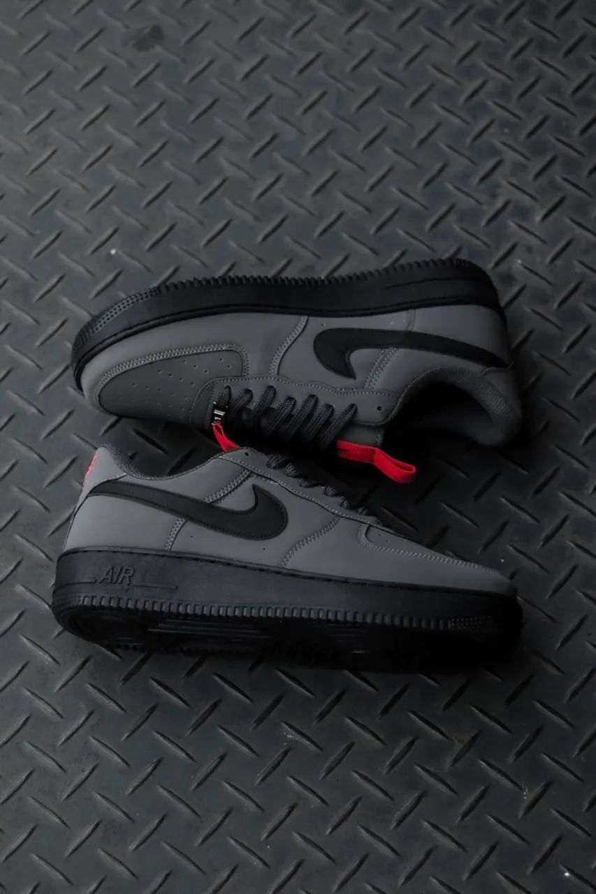 NIKE AIR FORCE LOW CINZA & VERMELHO 40/41 - Foto 2