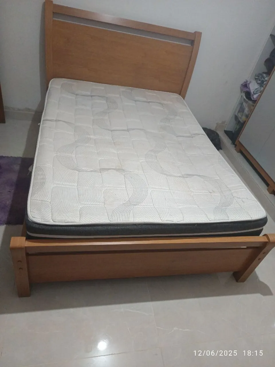 Cama de madeira com colchão