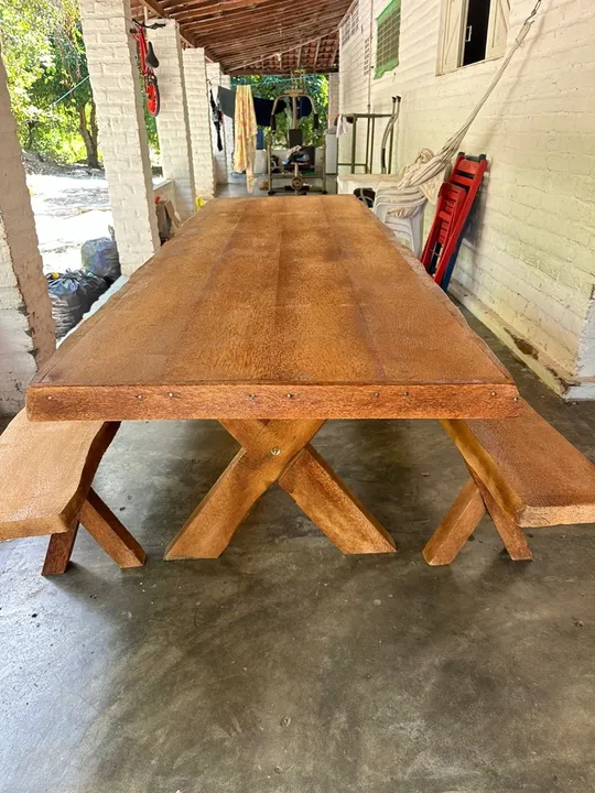Mesa de madeira rústica para área externa