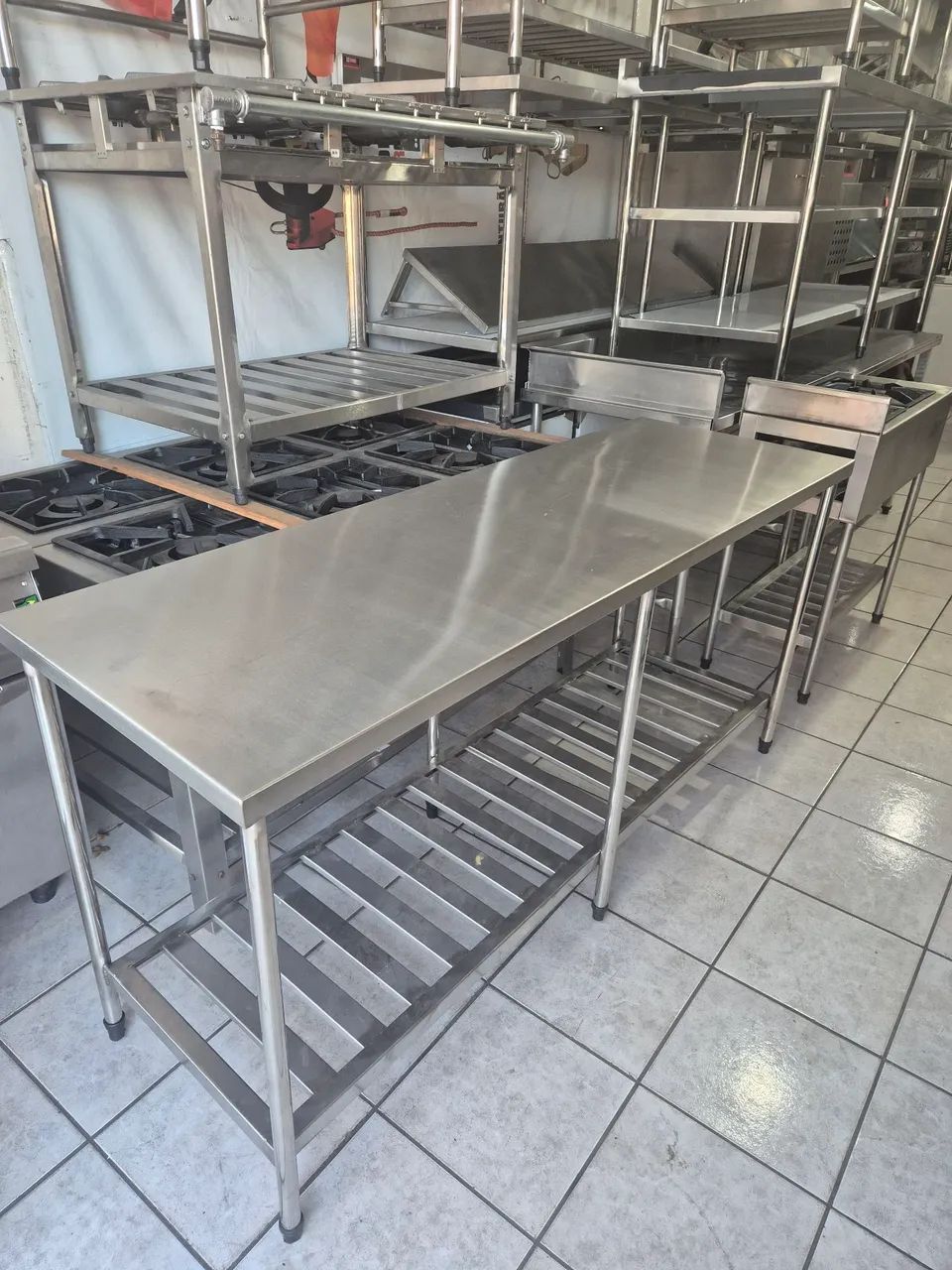 Mesa inox 304 com paneleiro gradeado 