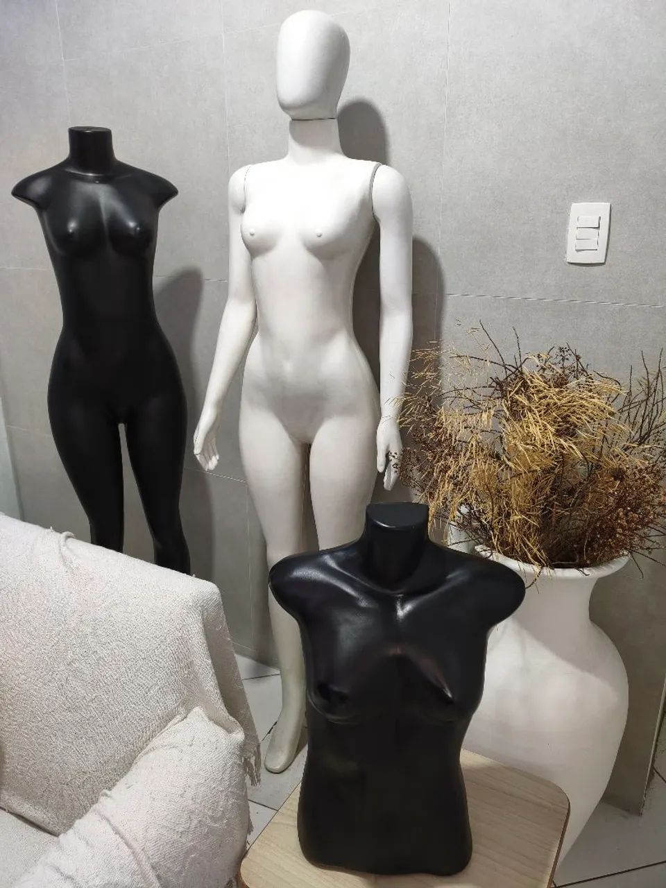 EXPOSITORES EM ESTILO MANEQUINS 