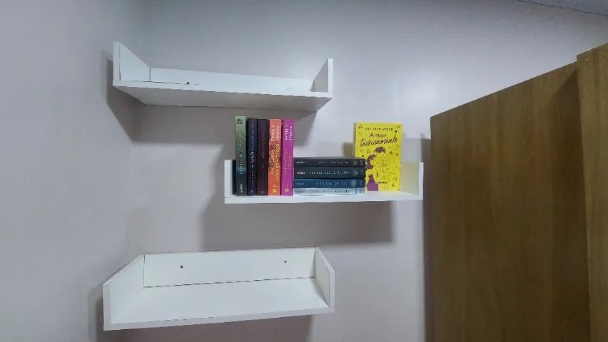 Prateleira de livros e outros objetos 