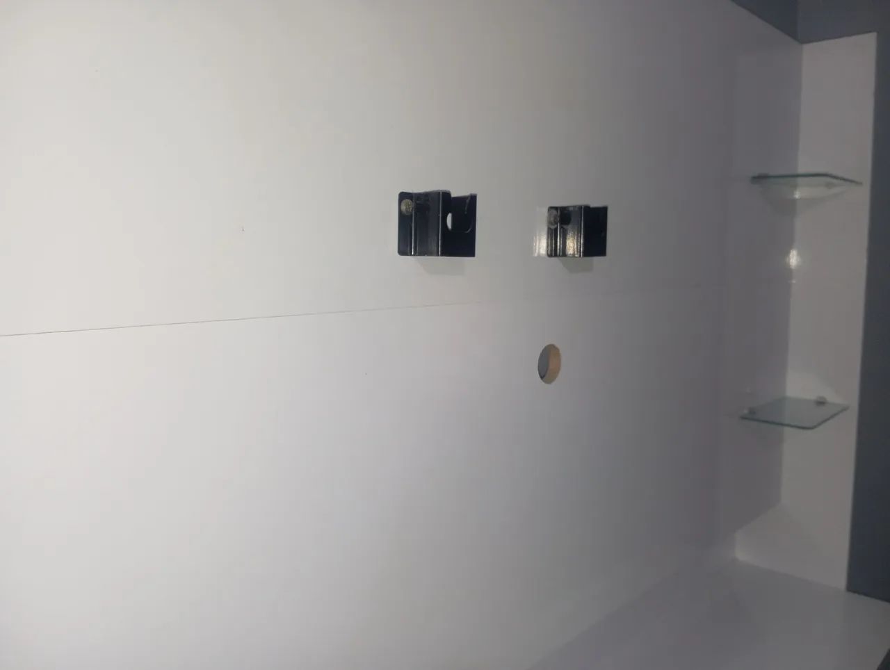Painel para TV Branco com Prateleira - Conservado - Foto 3