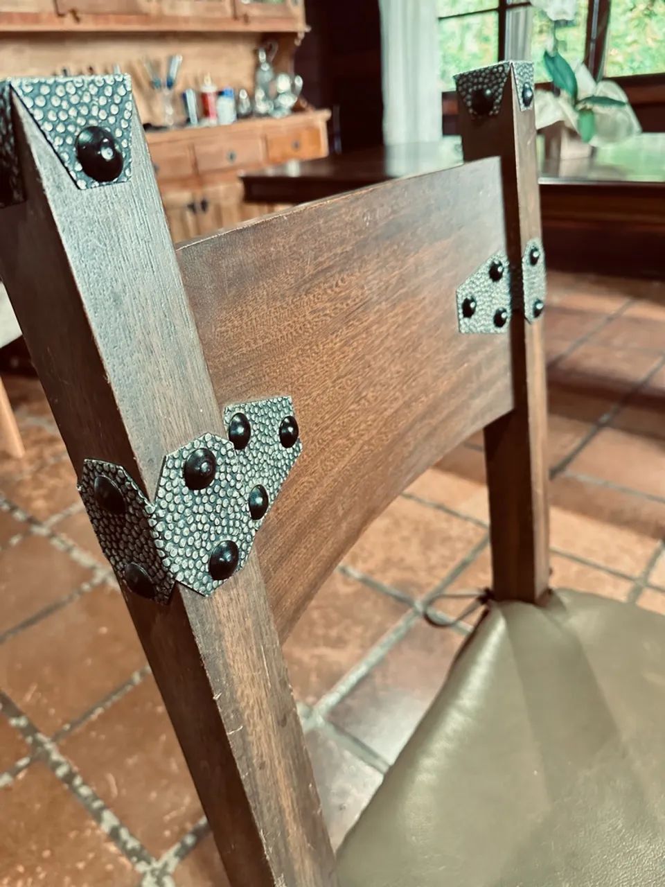 Mesa de madeira maciça com cadeiras  - Foto 5