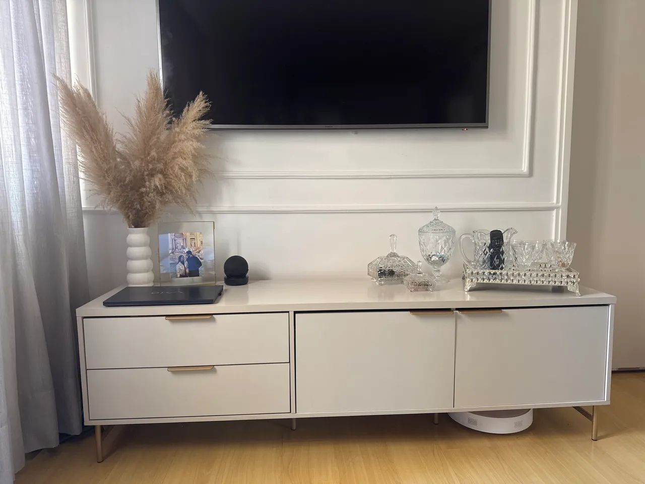 RACK PARA SALA OFF WHITE COM DOURADO