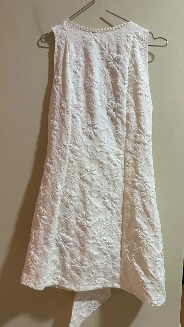 Vestido com lanço na costa 