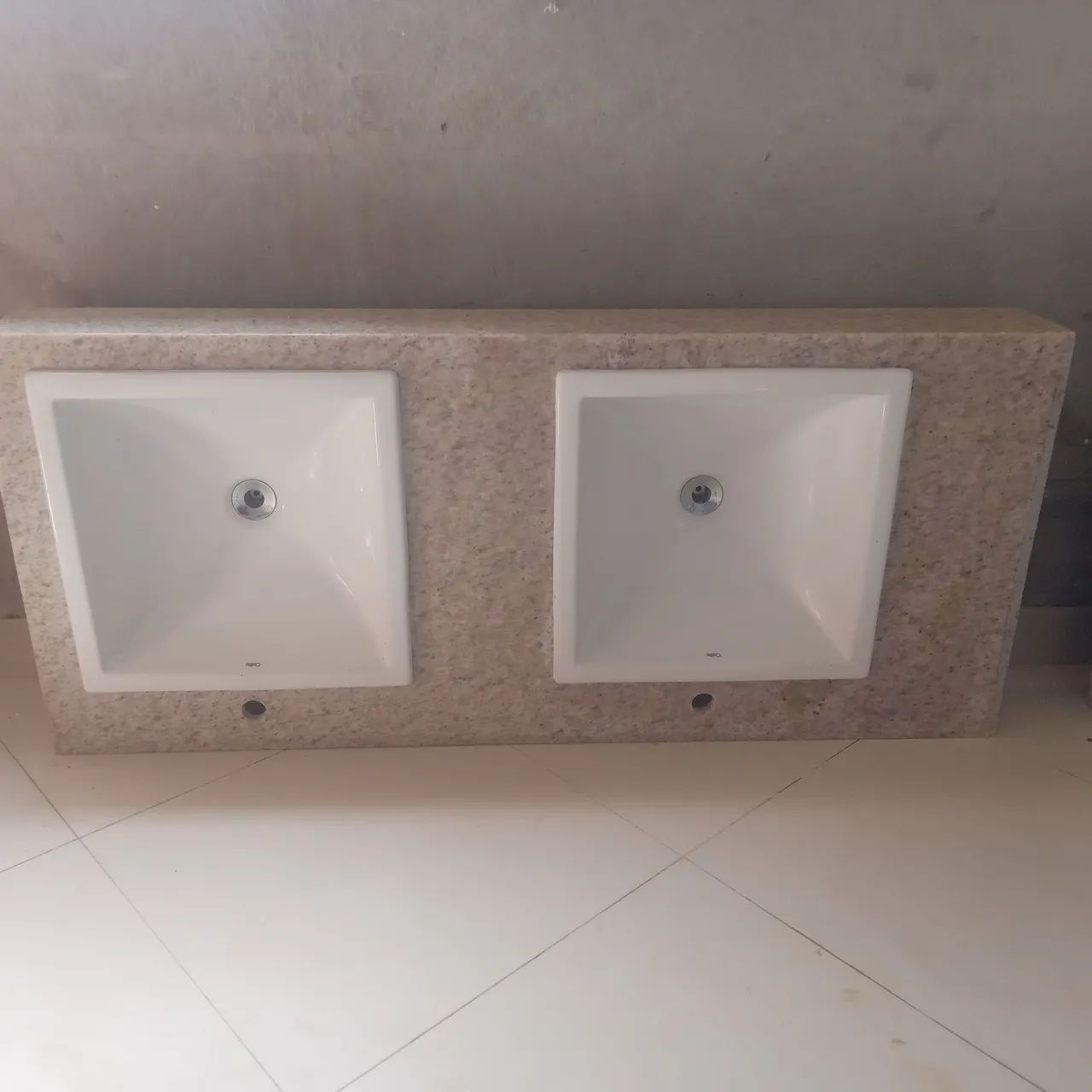 Bancada em mármore branco Itaúna  1.25 x 55 testeira de 15cm Cubas 41x41 sem os rodopias. - Foto 2