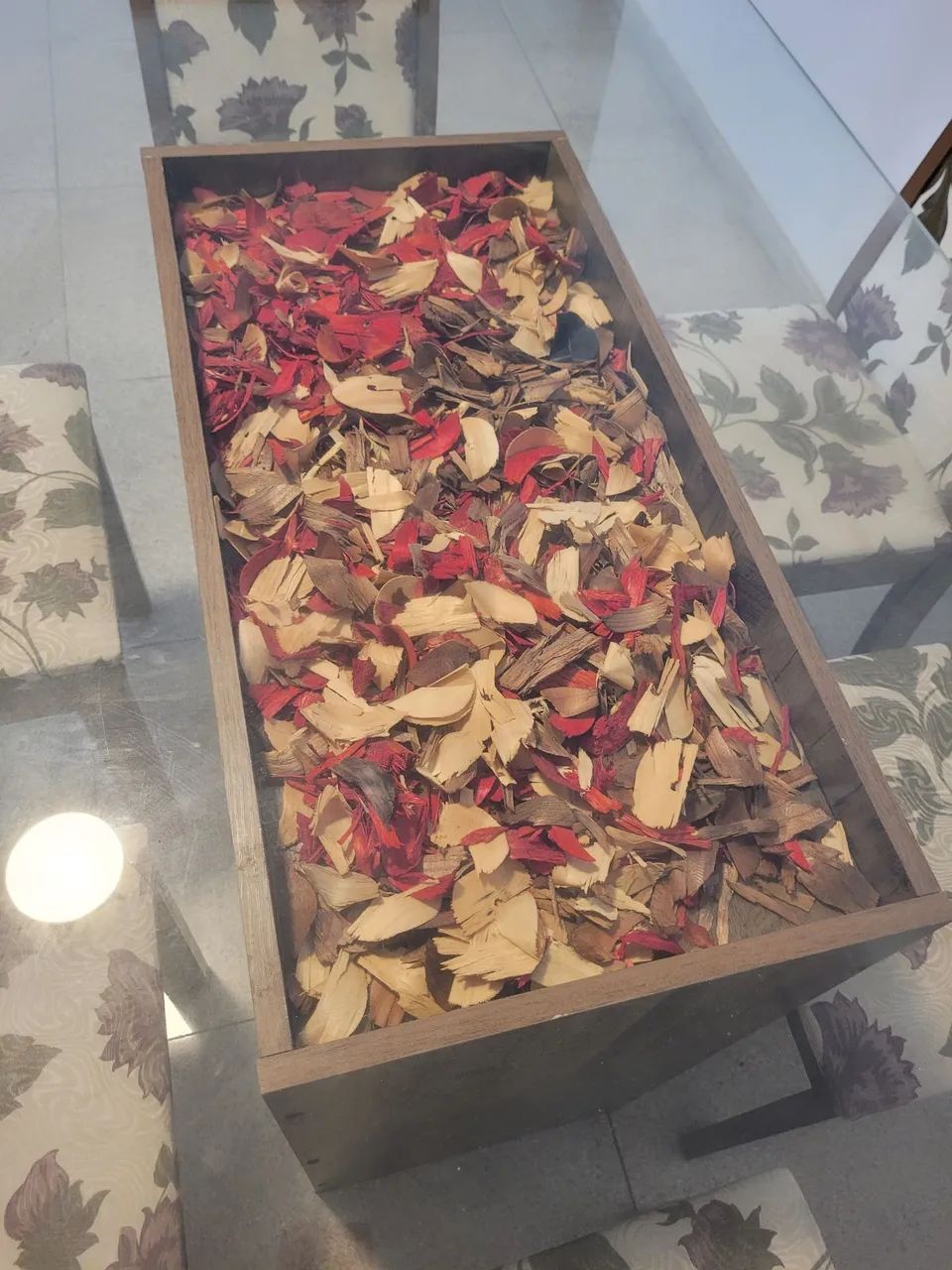 Vendo mesa de vidro com 6 cadeiras seminova  - Foto 2