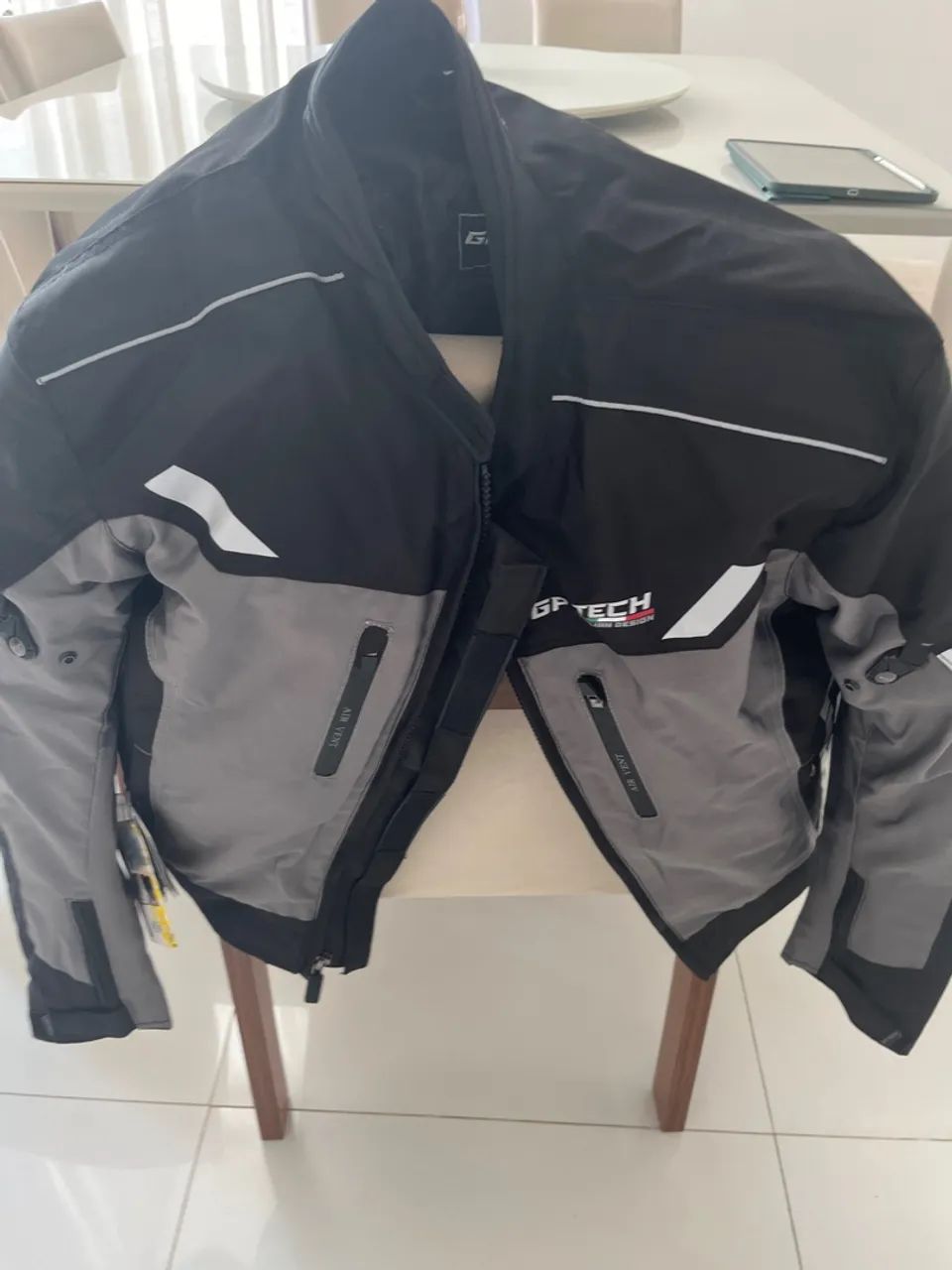 VENDO JAQUETA GP TECH NOVA