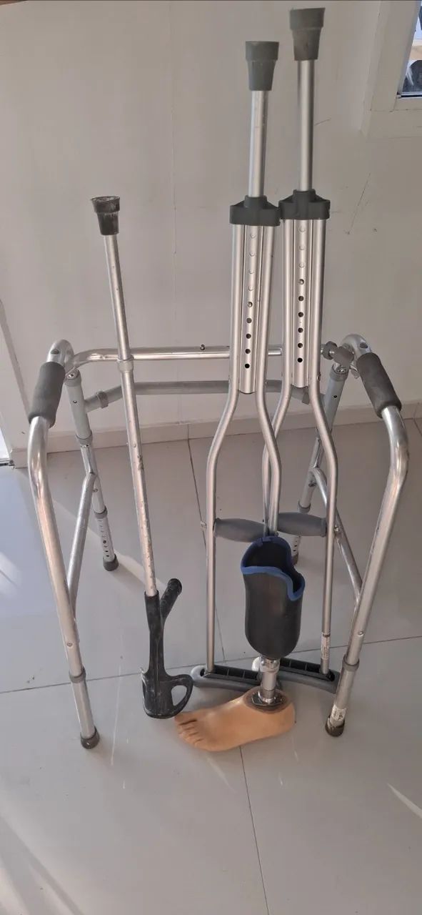 Muleta, andador, perna mecânica  esquerda