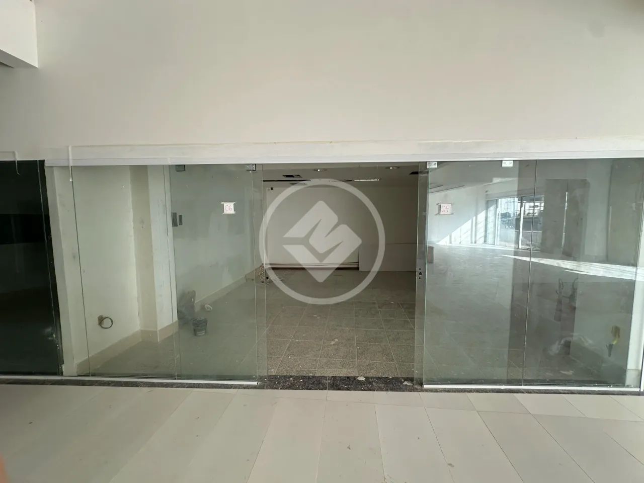 Sala térrea com 16,40M2, em prédio comercial na Av. Rubens de Mendonça, totalmente revital - Foto 3