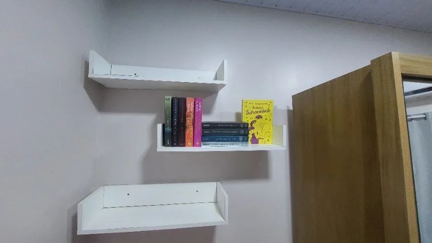 Prateleira de livros e outros objetos  - Foto 4