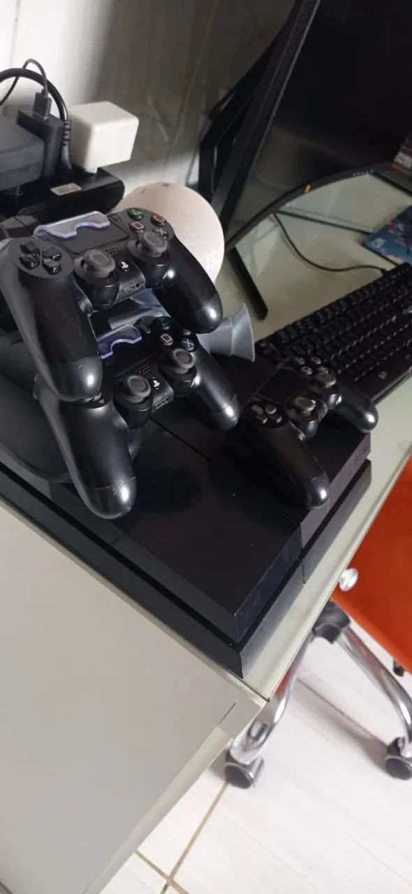 PlayStation 4 fat com três controles e 10 jogos - Foto 2