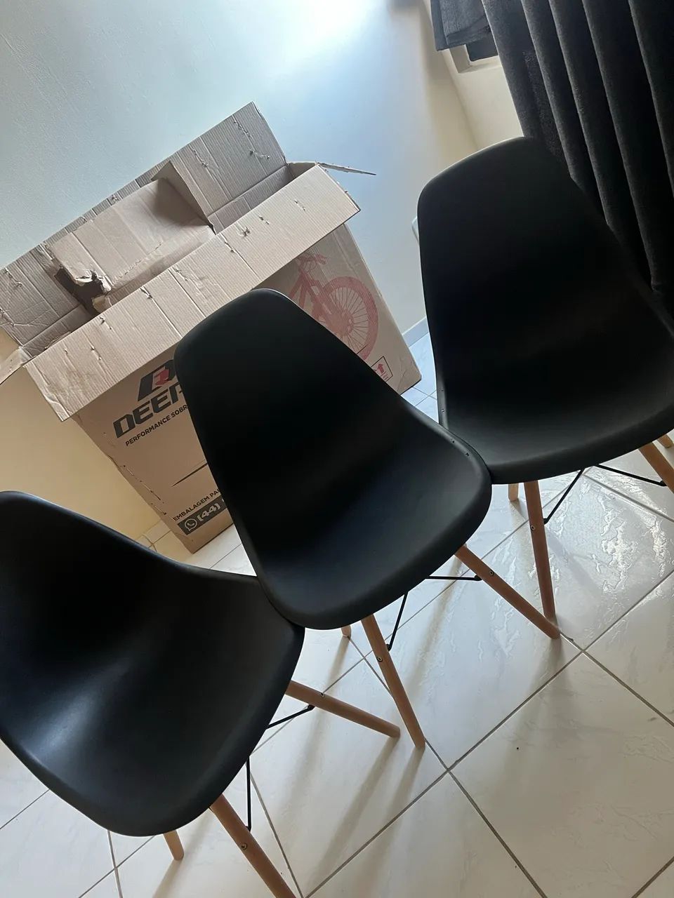 3 Cadeiras eames sem avarias, 220,00 pra vender logo 