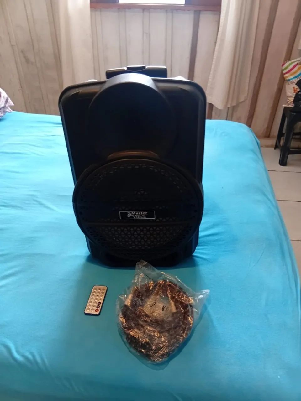 Caixa de som amplificada digital, rádio AM/FM bluetooth e microfone. Usado
