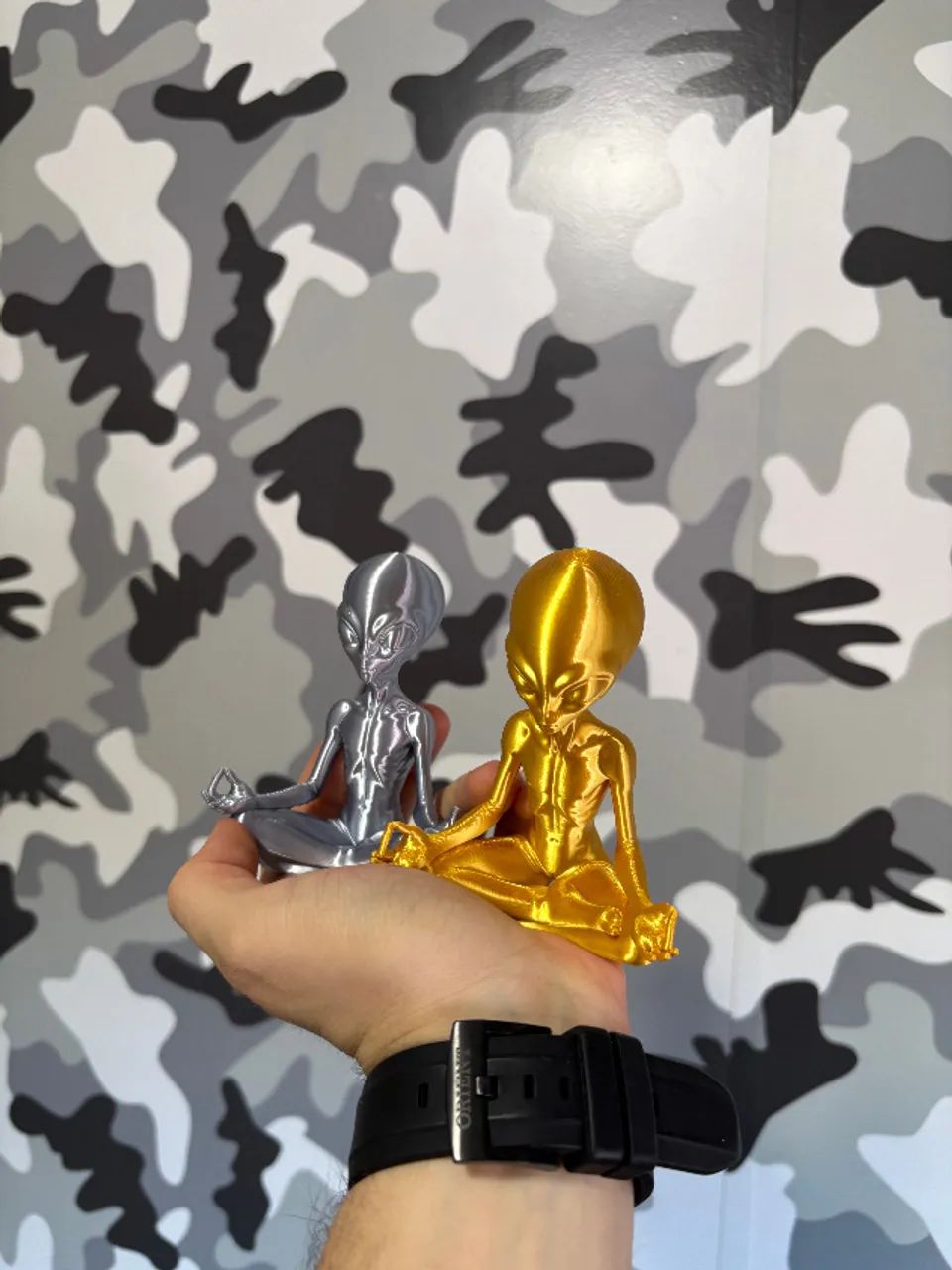 Combo Figure Alien Meditando - Dourado e Prateado - Foto 2