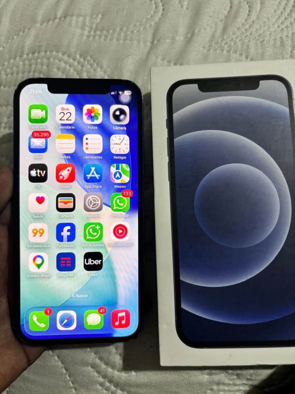 iPhone 12 64gb preto na caixa , trinco atrás todo ok - Celulares e