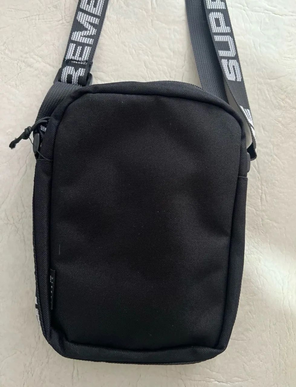 shoulder bag supreme preta - Foto 5