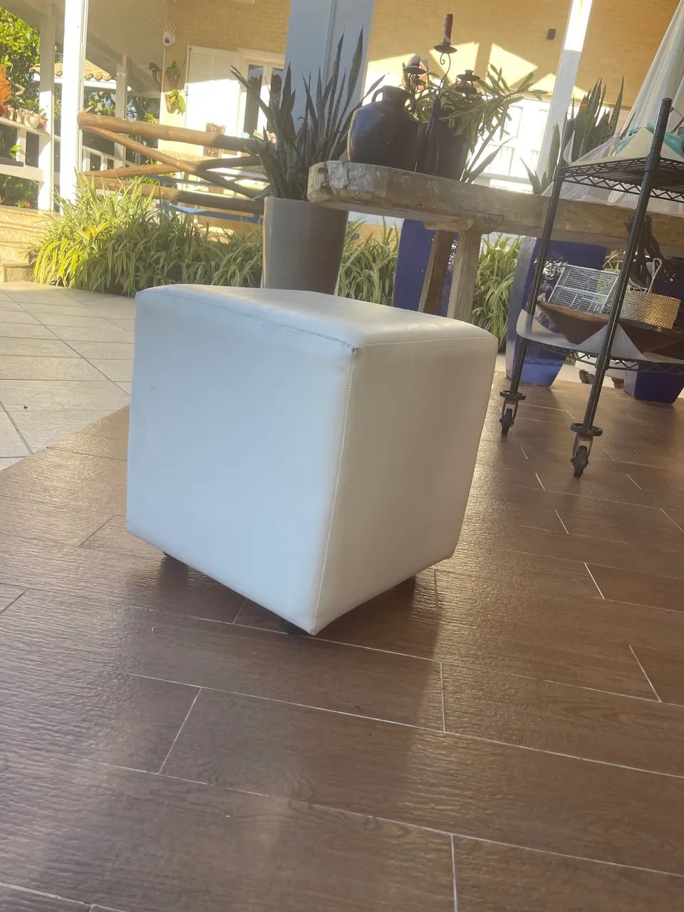 Pufe quadrado de couro sintético branco 