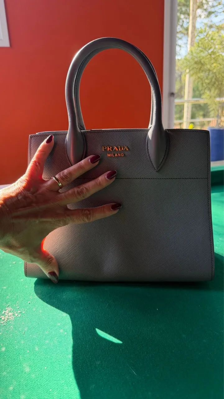 Bolsa Prada Bibliotheque Cinza e Creme  - Foto 4