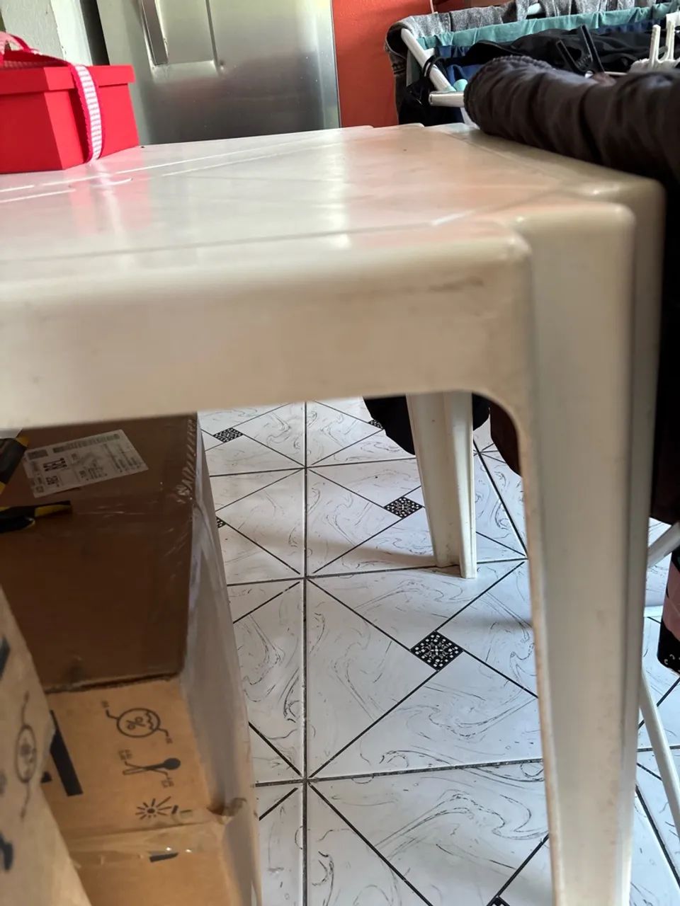 Vendo Mesa e Três cadeiras de Plástico  - Foto 2