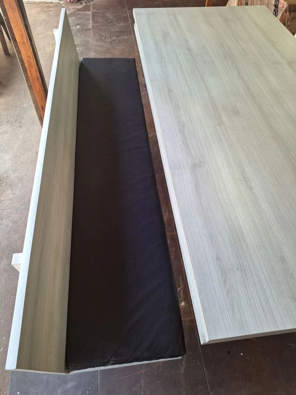 Mesa grande em mdf com bancos - Foto 5