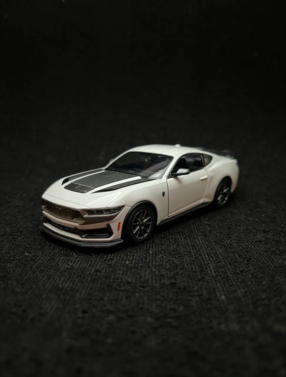 Miniatura Mustang Dark Horse 
