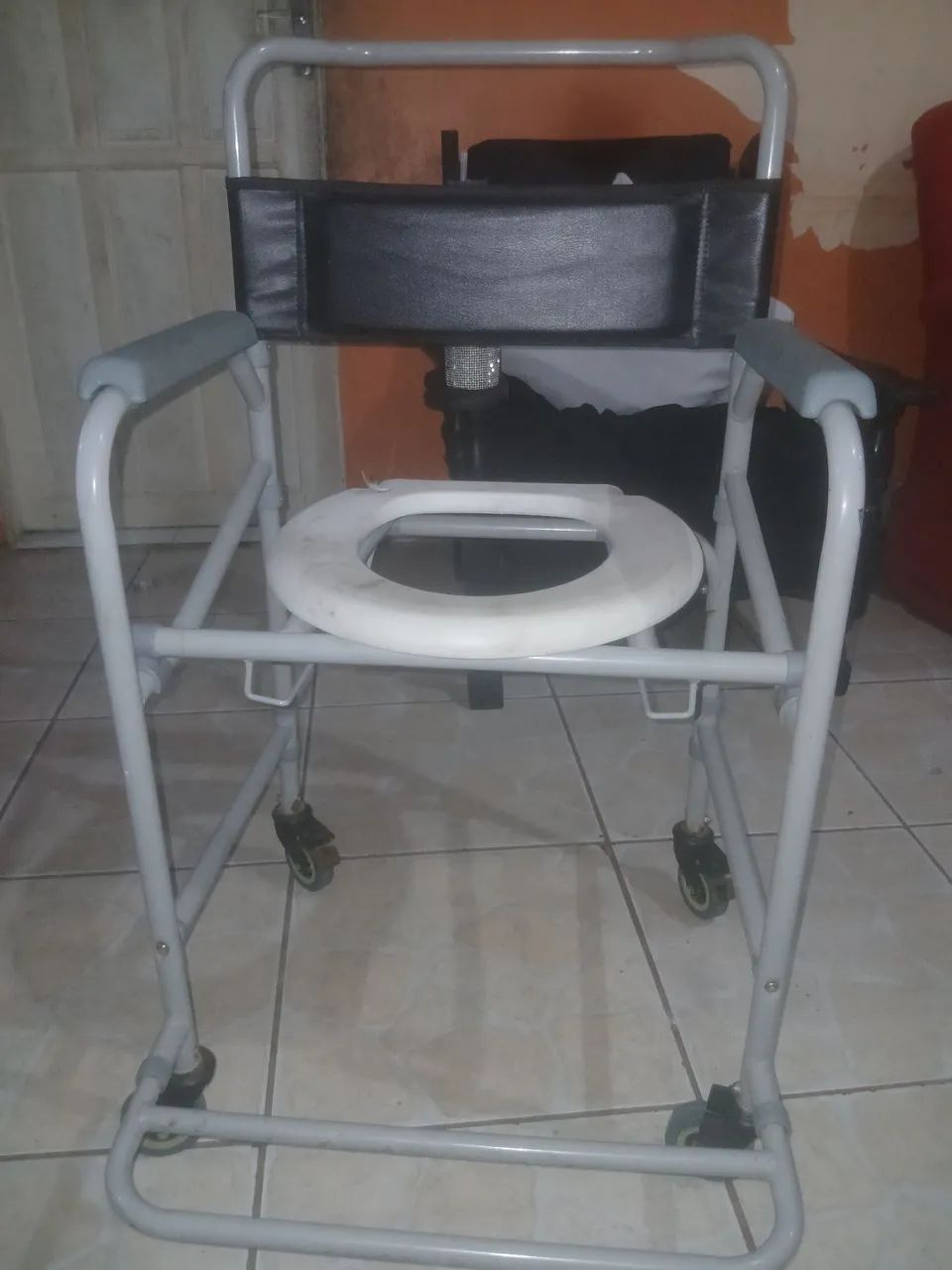 Cadeira de rodas(banho) - Foto 2