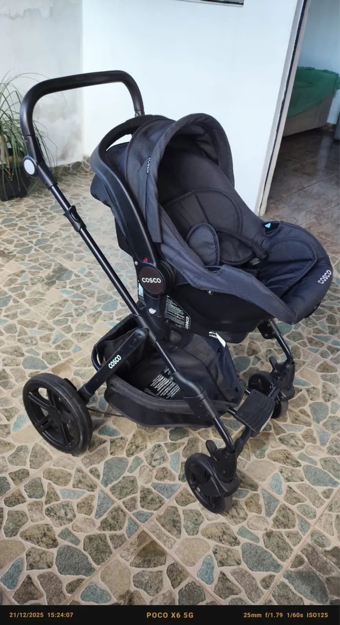 Carrinho de Bebê com Bebê Conforto Cosco