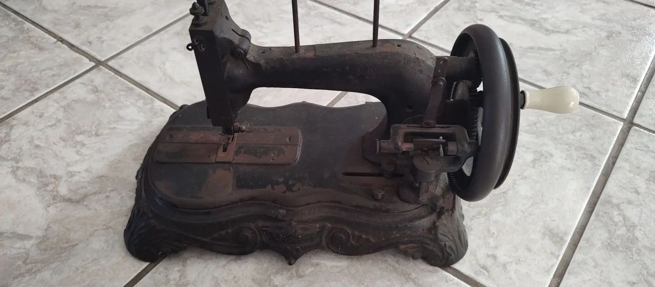 Máquina de costura de ferro antiga funcionando - Foto 3