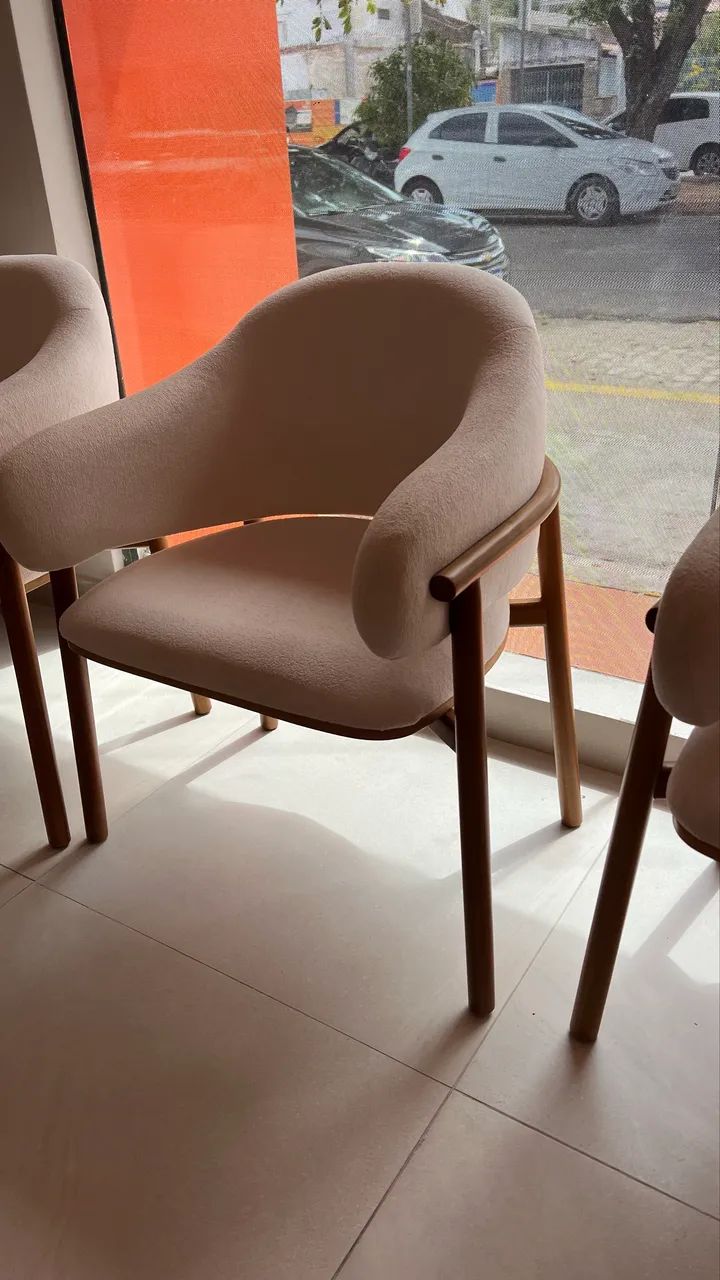 Poltrona cadeira em madeira e bucle 