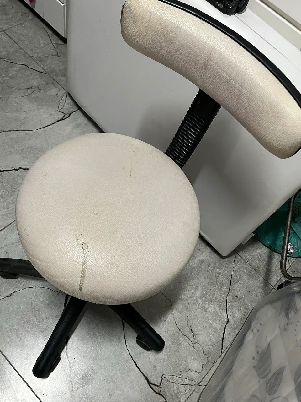 Carrinho auxiliar, mocho, maca maleta, e mesa manicure.  - Foto 2
