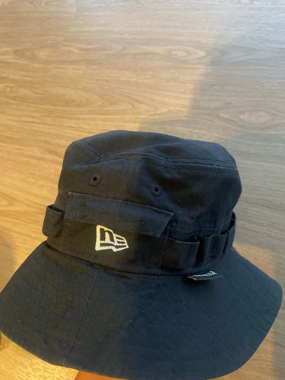 Bucket preto, new era 
